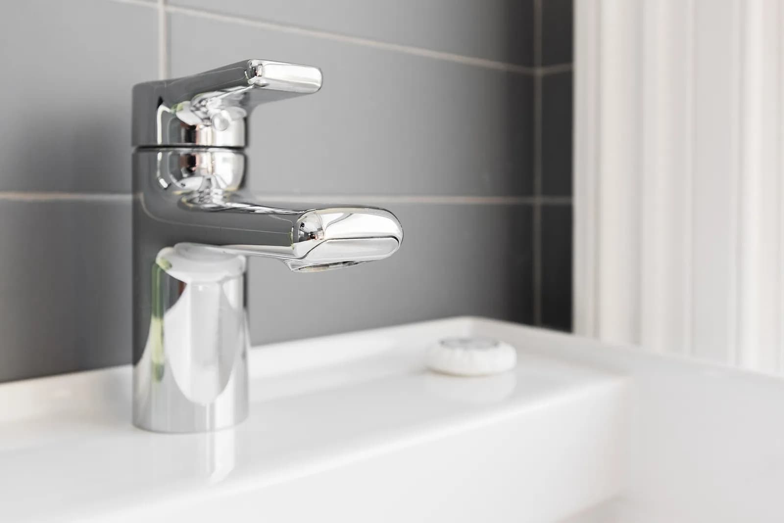 Bathroom fittings and plumbing components